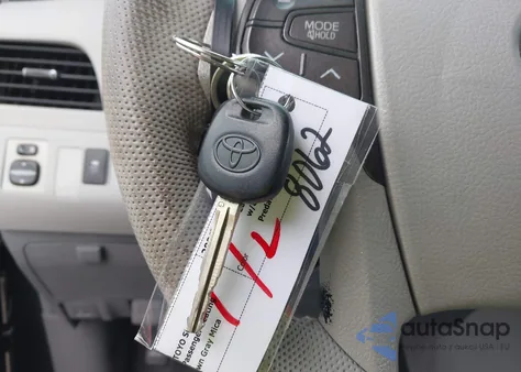 2012 Toyota Sienna Se 8 Passenger z USA, uszkodzony, nr VIN 5TDXK3DC9CS209608